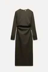 Vestido midi de cuello redondo y manga larga con puños. Tiene detalle de drapeado lateral y cierre trasero con cremallera oculta en la costura.