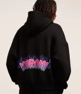 Buzo hoodie negro de algodón con estampa de Kuromi con llamas en el pecho y bolsillo canguro.