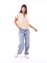 Blusa color negro con escote en V y mangas cortas.