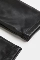 Leggings negras de cuero sintético con cintura elástica.