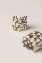 Anillo de plata 925 con diseño de tejido abierto.