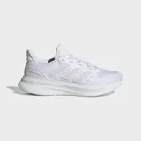 Championes de running Adidas Ultrarun 5, color blanco con detalles en rosado pálido en las tres franjas laterales y el talón. Presentan una suela gruesa y amortiguada.