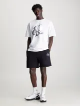 Remera blanca de algodón regenerativo con cuello redondo y corte oversized. Estampado frontal con el monograma de Calvin Klein en 3D.