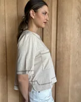 Remera de mangas cortas con estampado animal print de leopardo en tonos blanco, negro y marrón.