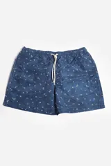 Short de baño blanco con estampado de hojas en tonos naranja, verde y rosa. Cuenta con cintura elástica, cordón ajustable, bolsillos laterales, suspensor interno y logo estampado.