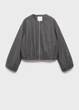 Chaqueta bomber verde oliva de lana con cierre frontal con cremallera, cuello redondo, puños y bajo elásticos.