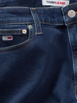 Jeans Tommy Jeans modelo Simon, corte skinny, color azul oscuro.