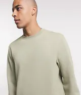 Buzo deportivo negro de poliéster con cuello redondo y mangas largas.
