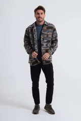 Camisaco de paño con estampado geométrico en tonos marrón, gris y azul.
