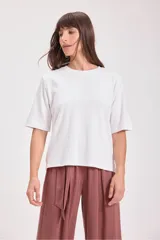 Remera blanca de corte recto y mangas cortas.