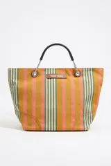 Bolso tote Bimba y Lola con estampado a rayas verticales en tonos ocre, rosa y verde. Tiene asas de mano rígidas en color negro y aplique de cuero con el logo de la marca.