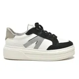 Championes deportivos Via Marte Bora, color blanco con detalles en negro y gris. Presentan una suela alta y cordones negros.