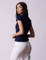 Remera azul marino de tejido acanalado, con escote a la base y mangas cortas.