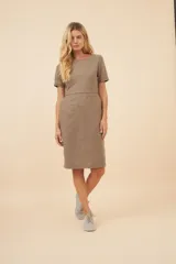 Vestido marrón de lana fina, corte a la rodilla, con cuello redondo, mangas cortas y bolsillos laterales.