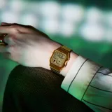 Reloj Casio unisex de estilo retro, caja y malla de acero inoxidable color dorado. Presenta una esfera dorada con diseño analógico y digital combinado, con indicadores de alarma, cronómetro e iluminación.