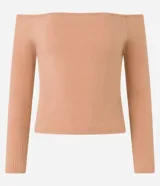 Blusa color marrón claro, de rib, con escote hombro a hombro y mangas largas ajustadas.
