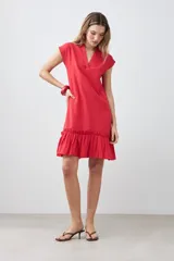 Vestido corto rojo con escote en V y volado en el ruedo.