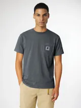 Camiseta gris de manga corta con bolsillo en el pecho y logo bordado.