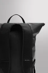 Mochila negra de tejido técnico con compartimento principal con cierre de hebilla de liberación rápida, bolsillo termosellado frontal con cremallera, asa de mano y dos asas de hombro ajustables.