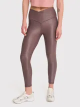 Calza deportiva negra con tela brillante, tiro alto y cintura en forma de "V" con silicona interior.