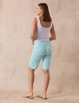 Pantalón capri color beige de gabardina elastizada, marca Ruby Rd. Delantera con bolsillos simulados, trasera con bolsillos aplicados. Pretina ancha, corte recto y terminación de ruedo con detalle calado.