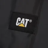 Mochila negra marca CAT con compartimento independiente para laptop de hasta 15 pulgadas. Posee un compartimento principal con cierre, bolsillos internos de malla y dos bolsillos frontales con ajuste de cordón. Cuenta con asa superior, correas acolchadas regulables y banda para trolley en la parte posterior. Fabricada en tejido ligero y repelente al agua.