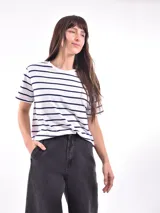 Remera blanca con rayas horizontales azul marino, de corte recto y manga corta.