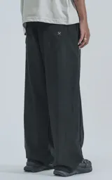 Pantalón recto negro de microfibra con cintura elastizada, bolsillos traseros con tapa, botón y cierre.