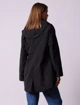 Campera impermeable color beige, marca Weatherproof, con capucha desmontable, cierre central oculto con botones a presión, bolsillos laterales con cierre y corte a la altura de la cadera.