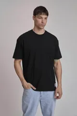 Remera verde oscuro de corte holgado y mangas cortas.