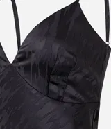 Vestido midi de satén negro con textura jacquard, escote en V, tirantes finos regulables y godets en el ruedo.