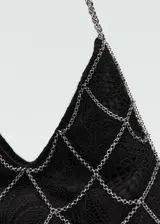 Bolso negro pequeño de fiesta con tejido de guipur, asa corta de cadena y cadenas decorativas.