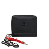 Billetera negra con cierre de cremallera, detalle de logo de la marca y dije colgante con la palabra "Love".