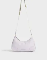 Bandolera color beige con correa blanca regulable y desmontable, tag frontal en relieve y cierre superior.