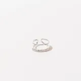 Anillo plateado doble, con una banda superior lisa y una banda inferior con strass.