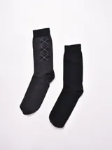 Pack de dos pares de medias de vestir para hombre: un par color gris oscuro con diseño de rombos y otro par color negro liso.