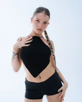 Top negro tejido al crochet, con tiras finas que se atan al cuello y a la espalda.