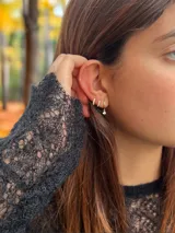 Set de tres aros dorados con incrustaciones de circonia. Incluye dos aros tipo argolla y un aro colgante con una circonia.