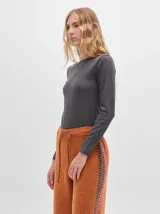 Remera gris de tejido acanalado, cuello redondo y corte crop.