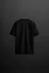 Camiseta negra de entrenamiento corte relaxed fit, confeccionada en tejido de mezcla de algodón de peso ligero, con cuello redondo en rib y manga corta.