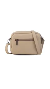 Bandolera color gris oscuro con doble bolsillo principal, un bolsillo frontal y uno trasero, todos con cierre. Incluye correa ajustable y logo de la marca "Lincoln's" grabado en el frente.