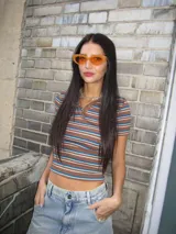 Lentes de sol color naranja con forma cat-eye.