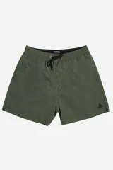 Short de baño liso color verde militar, con suspensor interno, cintura elástica y cordón ajustable. Posee bolsillos laterales y un bolsillo trasero.