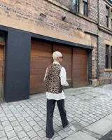 Chaleco con estampado animal, con lazos para atar en la parte delantera.