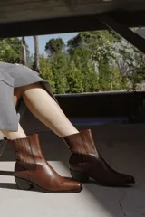 Bota texana de cuero color marrón con elástico lateral y taco cubano negro.