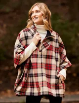 Poncho Weatherproof con diseño a cuadros en tonos beige, marrón y azul. Tiene cuello alto con cierre metálico y bolsillos delanteros.