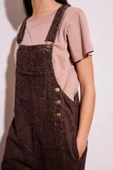 Enterito marrón con estampado animal print, con tirantes y botones.