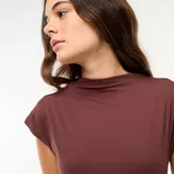 Vestido largo marrón de corte ajustado, con cuello alto, mangas cortas y frunces laterales.