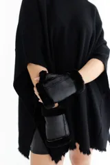 Poncho azul con cuello redondo y terminación desflecada.
