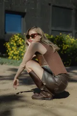 Top de cuero color marrón con espalda tejida y bordados a mano. Puede usarse también como chaleco.